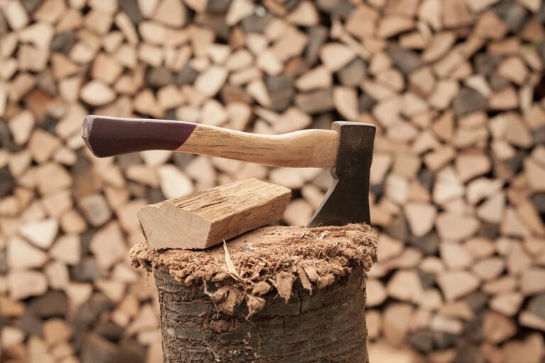 hache pour fendre le bois