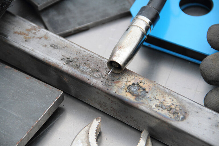 poste à souder avec fil de remplissage